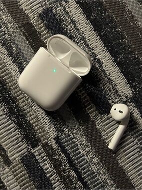 Apple White Wireless Earbuds with Charging Case